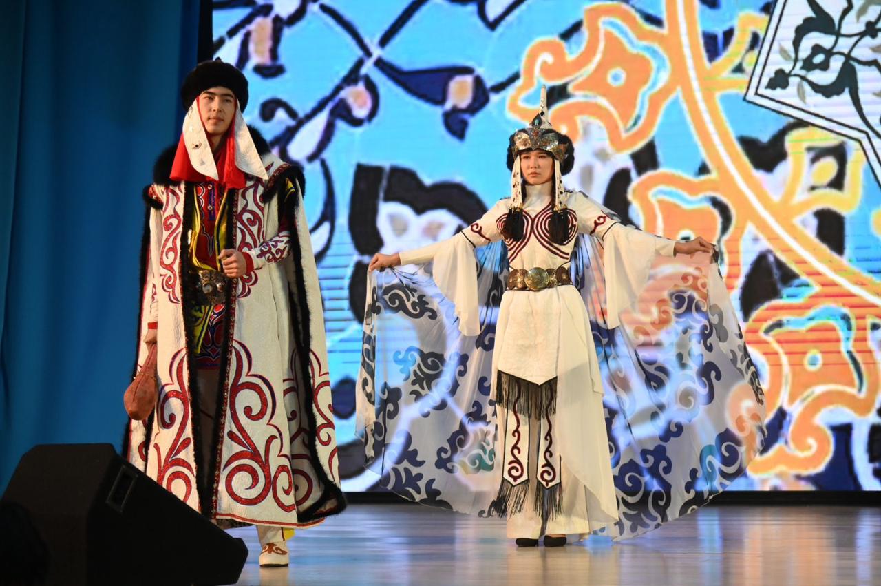 Жалаңаш жас әйелдердің жеке суреттері